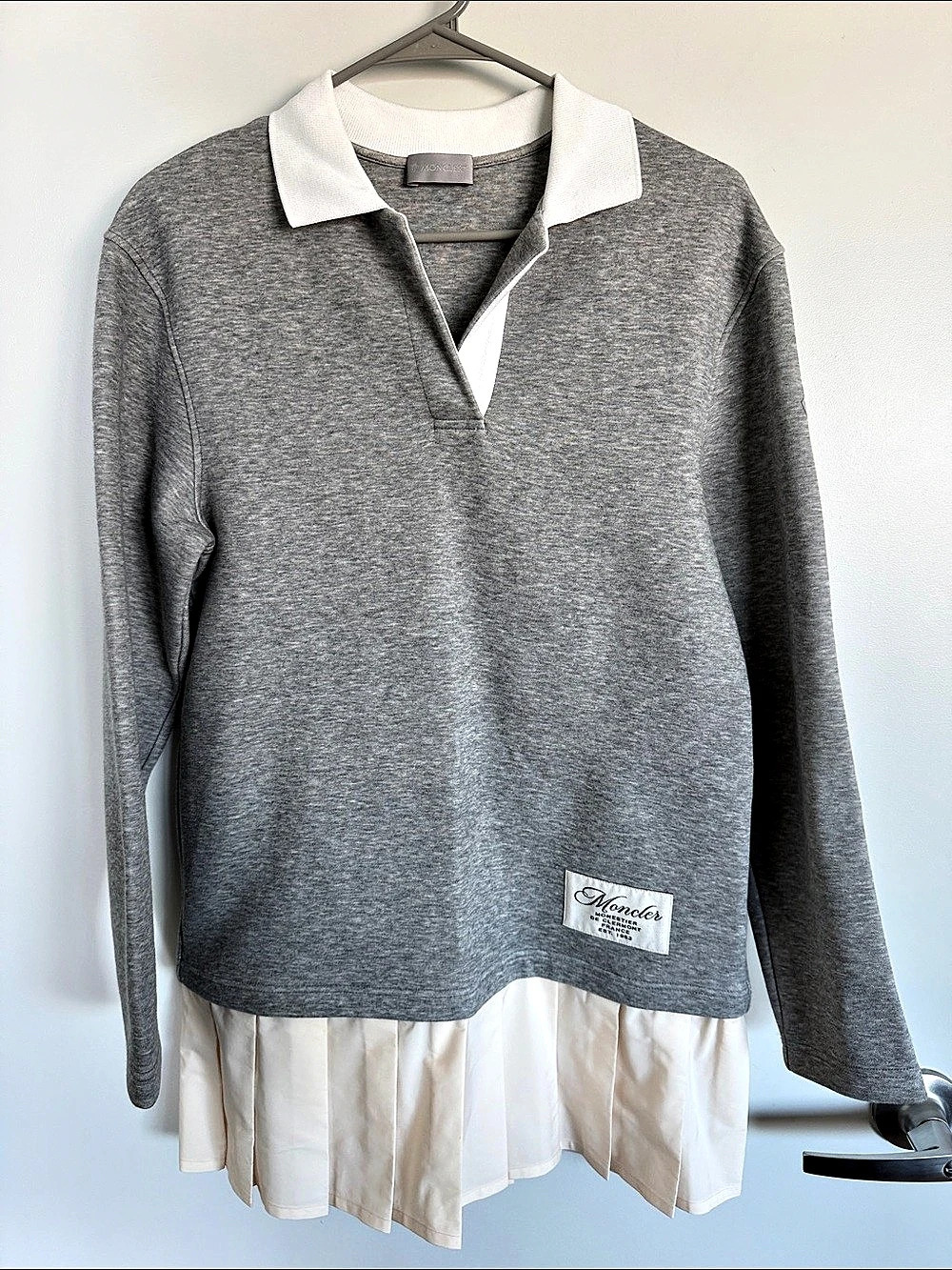Moncler C-SCOM-24-60121 Long Sleeve Layered Top in Gray & White Size XS Like New